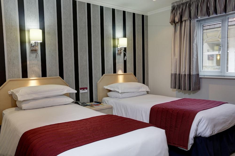 The Birch Hotel เฮย์เวิร์ดส์ฮีธ ภายนอก รูปภาพ