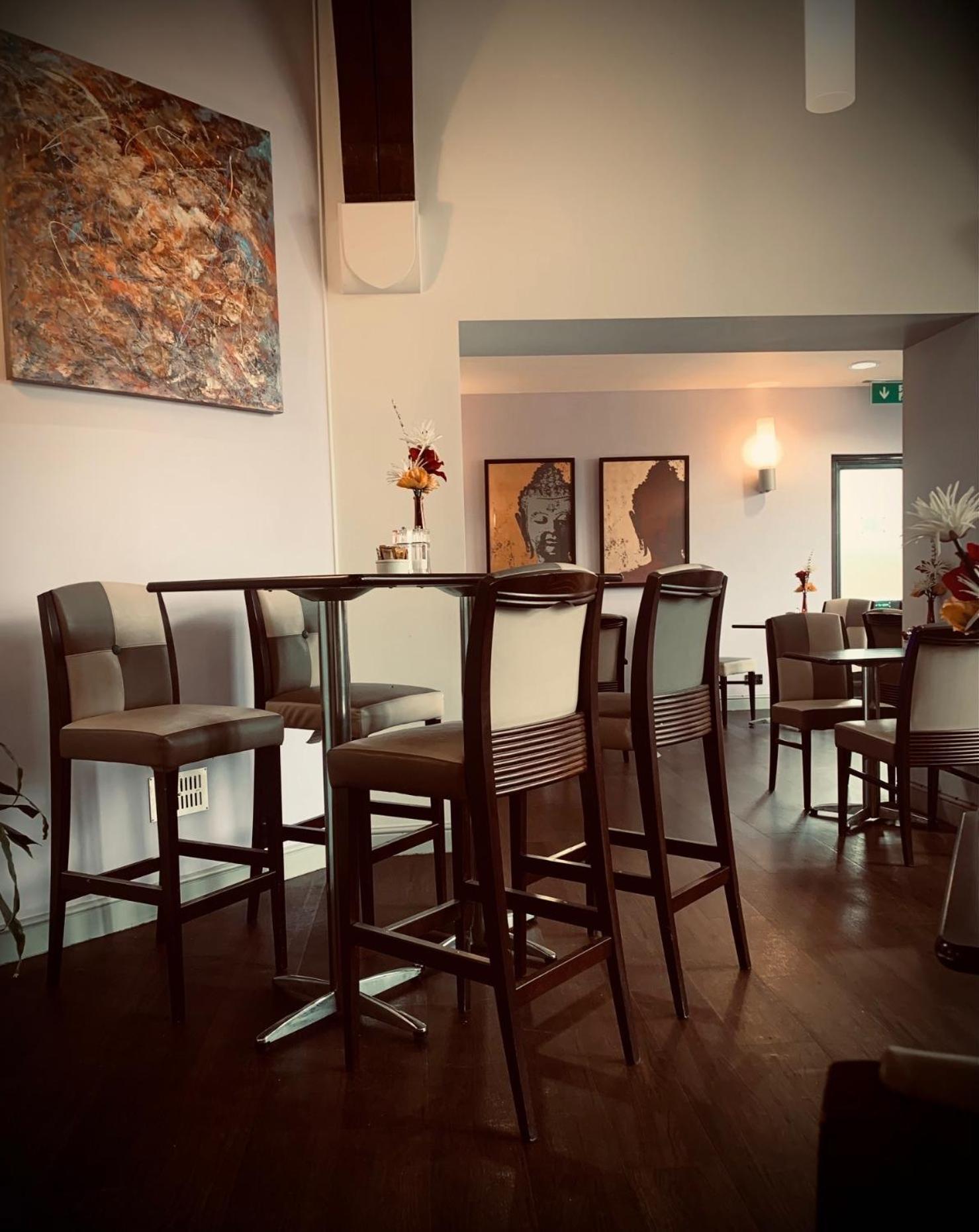 The Birch Hotel เฮย์เวิร์ดส์ฮีธ ภายนอก รูปภาพ