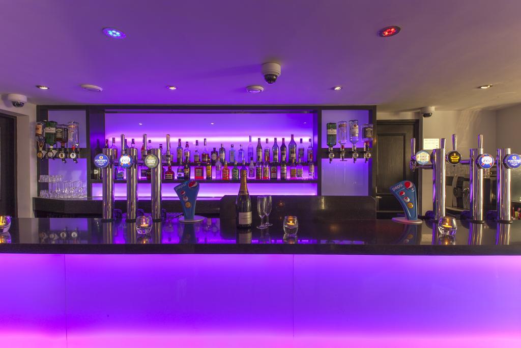 The Birch Hotel เฮย์เวิร์ดส์ฮีธ ภายนอก รูปภาพ