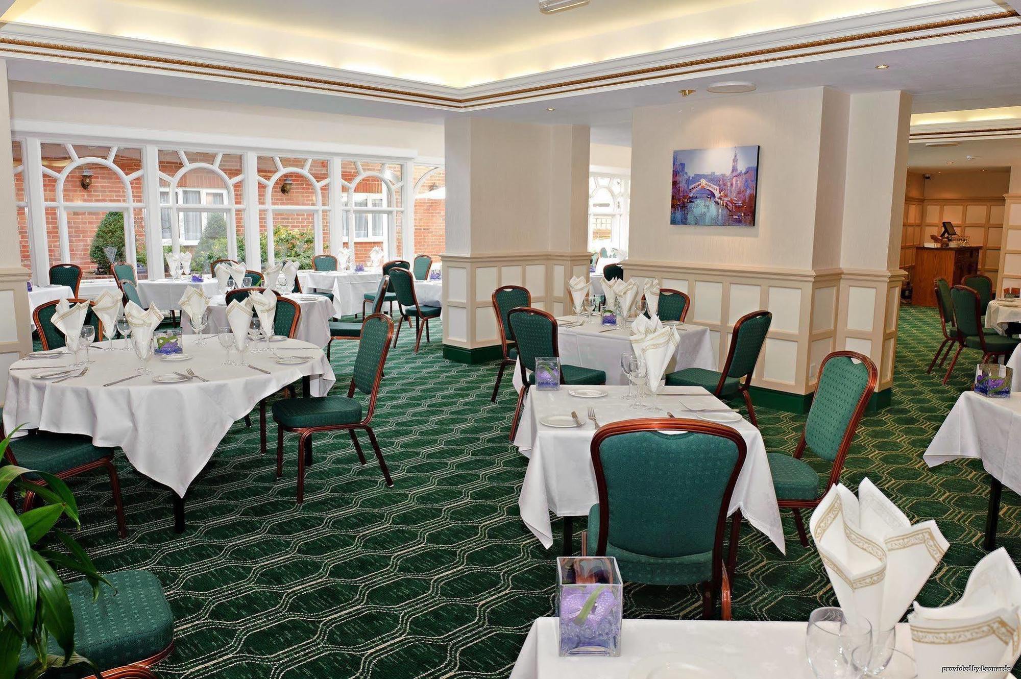 The Birch Hotel เฮย์เวิร์ดส์ฮีธ ร้านอาหาร รูปภาพ